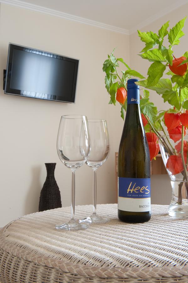 Weingut Hees - Landgasthof Zum Jaeger Aus Kurpfalz Auen Стая снимка